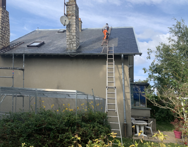 Nettoyage et traitement toiture pendant travaux